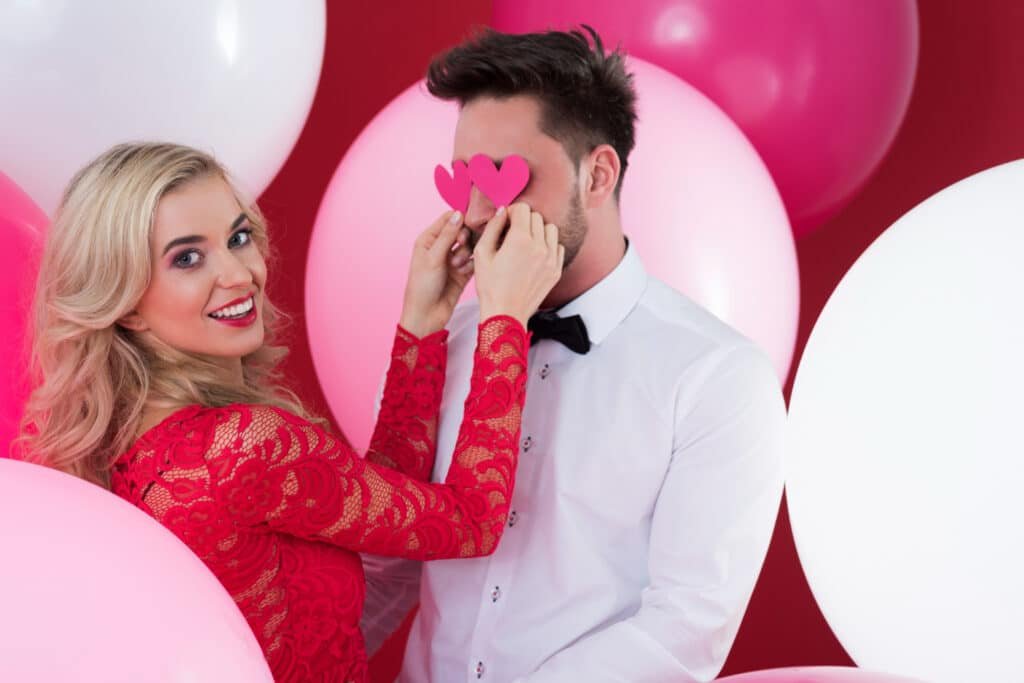 chica en cita romántica con chico. descubre más chicas para citas.