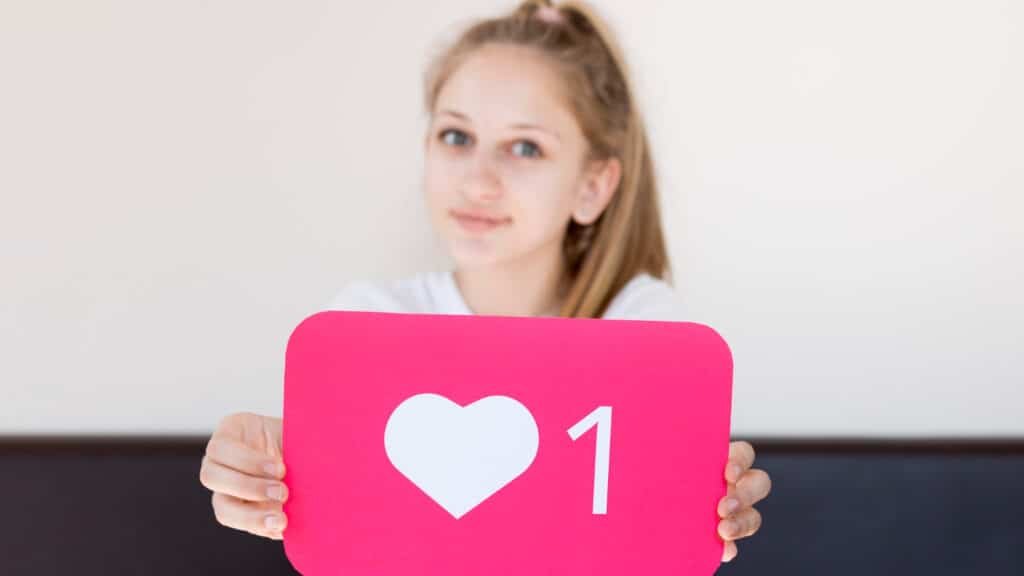 chica con un cartel de me gusta para nuestro chat de citas gratis