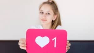 chica con un cartel de me gusta para nuestro chat de citas gratis