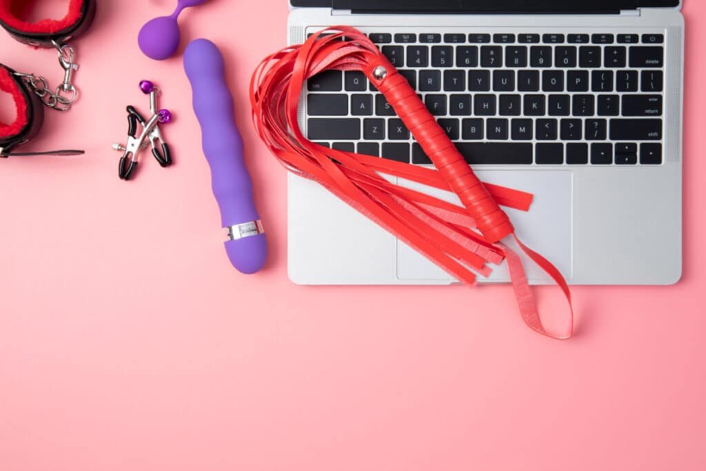 kit de sado encima de portatil para usar en chat sado