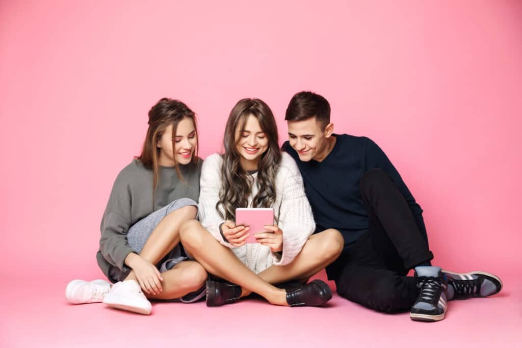 chatear con adoscentes. grupo de dos chicas y un chico chateando en chats infnitos