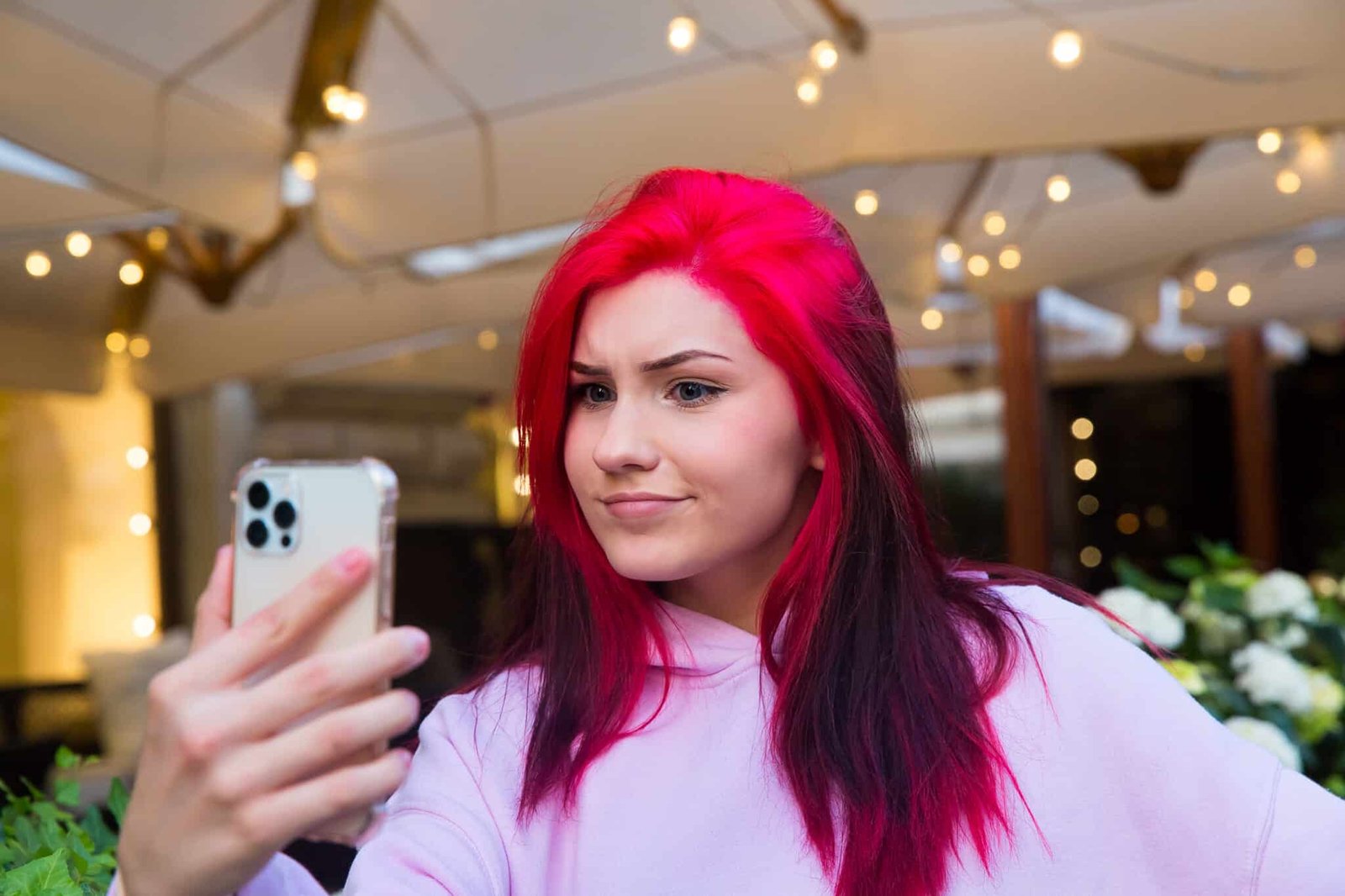 Chica haciendo videollamada en el videochat con chicas de chats infinitos