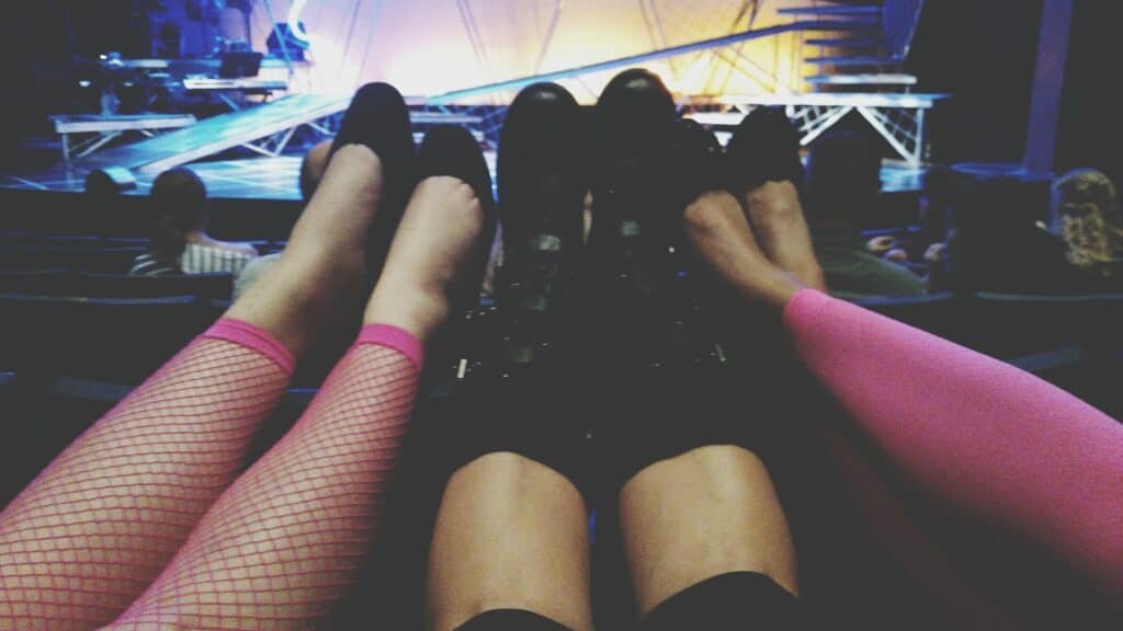 6 pies, un hombre y dos mujeres que han quedado buscando contactos swinger en chats infinitos