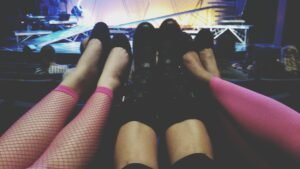 6 pies, un hombre y dos mujeres que han quedado buscando contactos swinger en chats infinitos