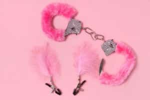 Esposas rosas para representas los contactos bdsm que puedes encontrar en chats infinitos