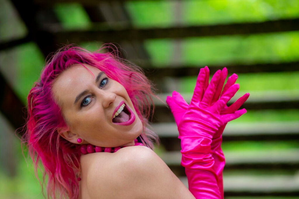 Mujer transexual feliz después de tener contactos transexuales en chats infinitos.