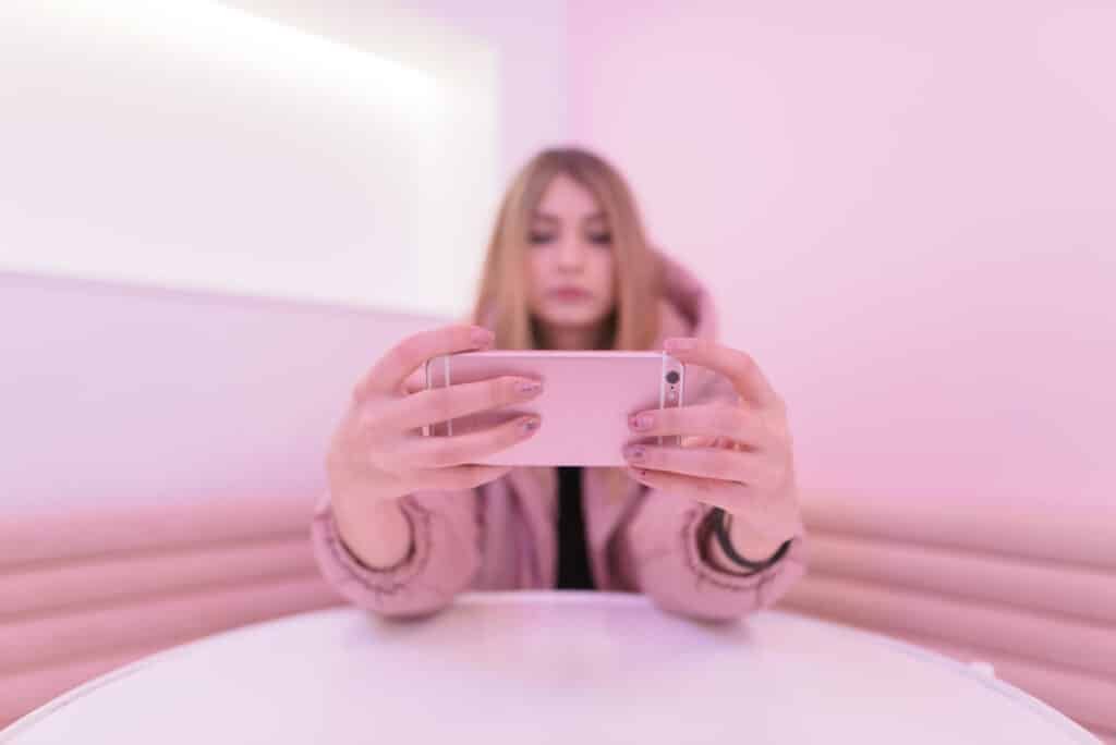 chica disfruntando del videochat sin registro de chats infinitos desde su móvil