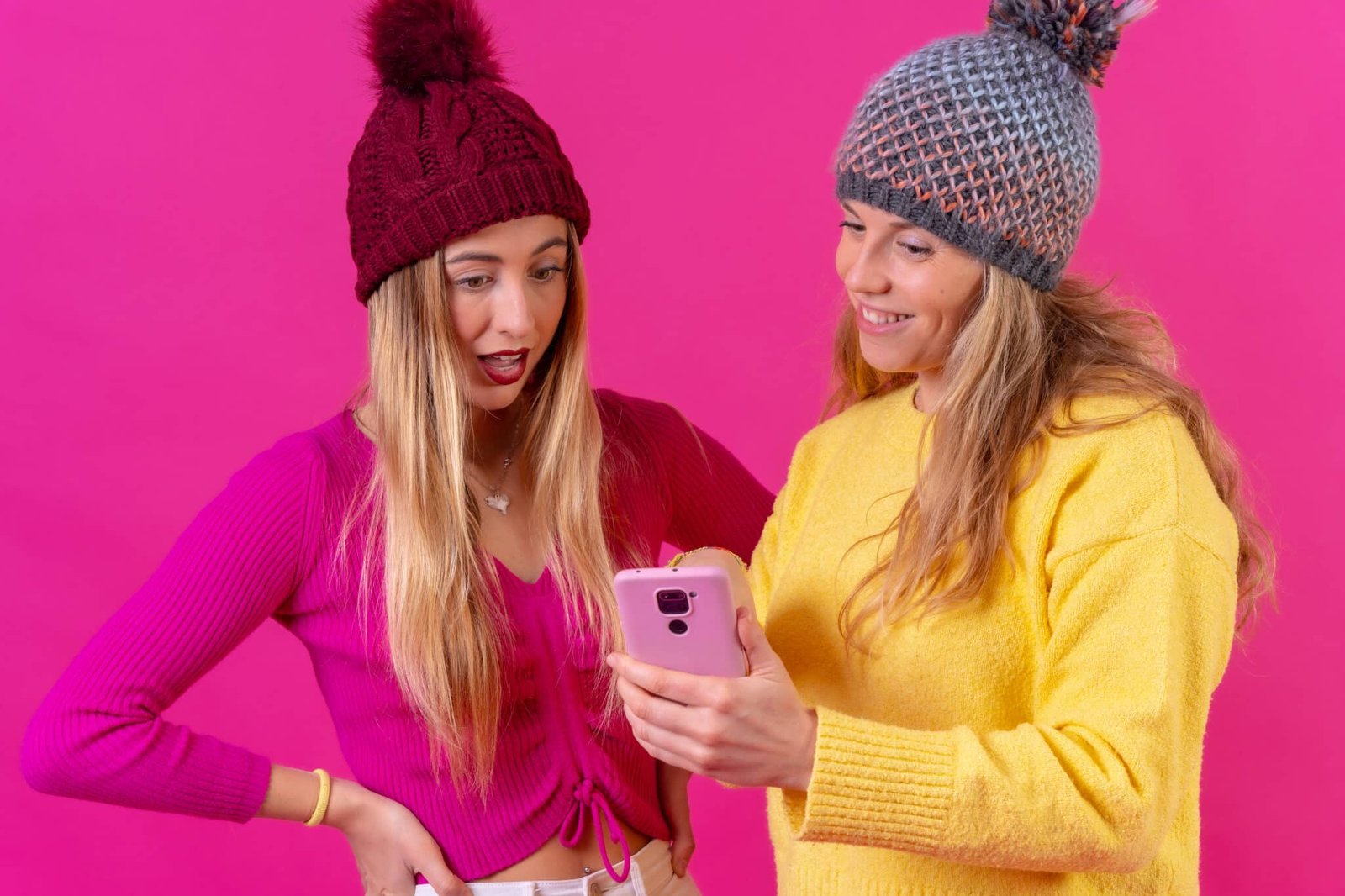 chicas chateando con Amigos en el chat