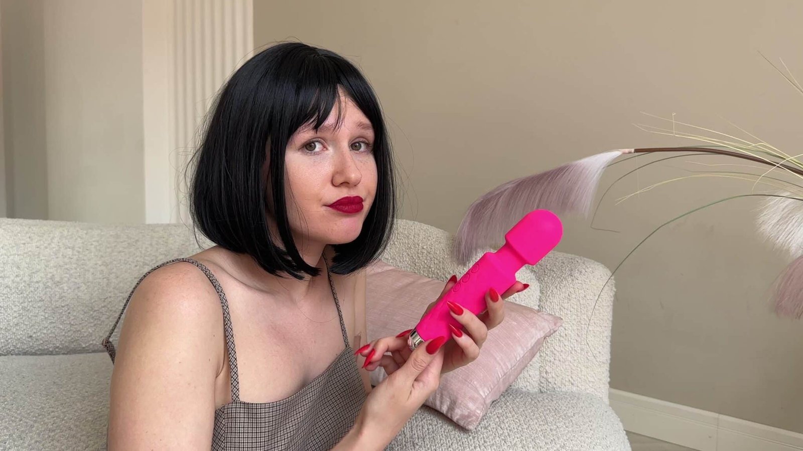 chica lista para hacer videochat erótico con su juguetito